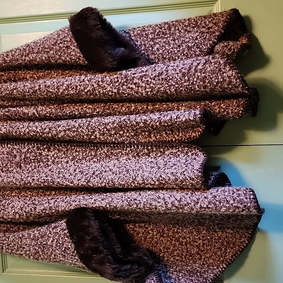 Brown/Cream Cape (One Size) Very Cute - Like New - Warm but Lightweight - Picture 7 of 8